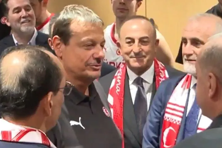 Ο Ερντογάν επισκέφτηκε τα αποδυτήρια της Εθνικής Τουρκίας: Τετ α τετ με Αταμάν και Όσμαν