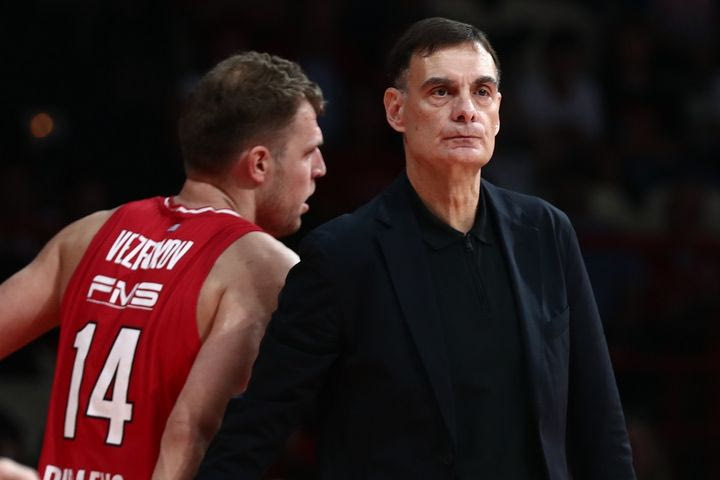 Μπαρτζώκας για Βεζένκοβ: “Αν νομίζουν αυτοί που κάνουν εκπομπές ότι ξέρουν την ομάδα καλύτερα από μένα, είναι και αυτό σεβαστό”