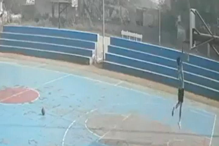 Τρομακτικό VIDEO από δυστύχημα σε ανοιχτό της Ινδίας: Μπασκέτα πλάκωσε νεαρό που προσπάθησε να κρεμαστεί από τη στεφάνη