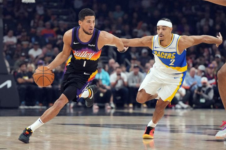 NBA: Σαν καταιγίδα οι Σανς διέλυσαν τους Πέισερς με 133-98 με ηγέτες Μπούκερ και Μπρουκς με 65 πόντους