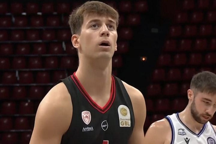 O Μωραΐτης έκανε σκόπιμα φάουλ στον Μπουρνελέ και τον έστειλε στη γραμμή των βολών