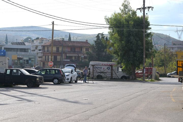 Χαλκίδα: Σοκαριστικές εικόνες από τη μεταφορά του 20χρονου στο νοσοκομείο και τον τόπο του εγκλήματος