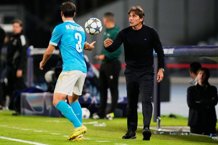 Νάπολι: Ο Κόντε επέστρεψε αγριεμένος και είχε τετ α τετ με όλη την ομάδα, ζητώντας αντίδραση και νίκες