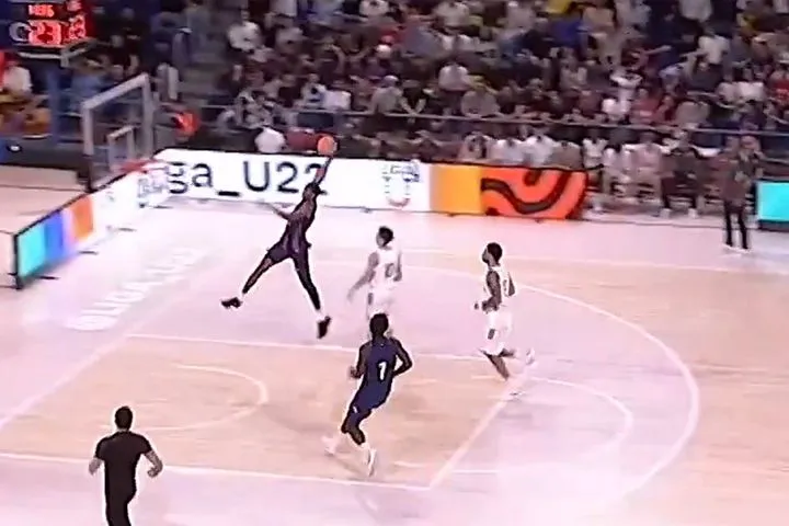 Ο 14χρονος Νταμπόνε “διέλυσε” τις μπασκέτες με εντυπωσιακά καρφώματα στο Μπαρτσελόνα – Ρεάλ U22