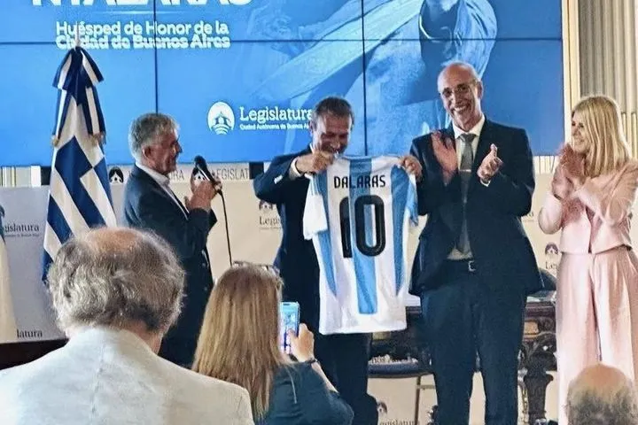 Τίμησαν τον Γιώργο Νταλάρα στο Μπουένος Άιρες με τη θρυλική φανέλα της εθνικής Αργεντινής με το νούμερο 10