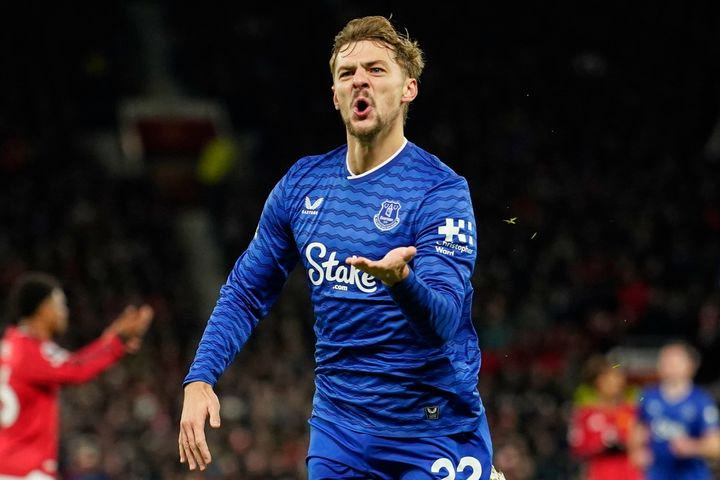 Μάντσεστερ Γιουνάιτεντ – Έβερτον 0-1: Τα ζαχαρωτά πλακώθηκαν μεταξύ τους και έμειναν με 10 όμως άλωσαν το Ολντ Τράφορντ