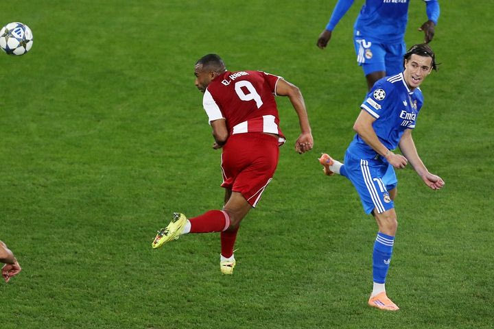 O Oλυμπιακός άγγιξε το δεύτερο γκολ: Κεφαλιά του Ελ Κααμπί, εκτίναξη και απόκρουση του Λούνιν