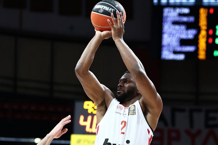 Τρίποντη βόμβα το πρώτο καλάθι του Κίναν Έβανς με τη φανέλα του Ολυμπιακού