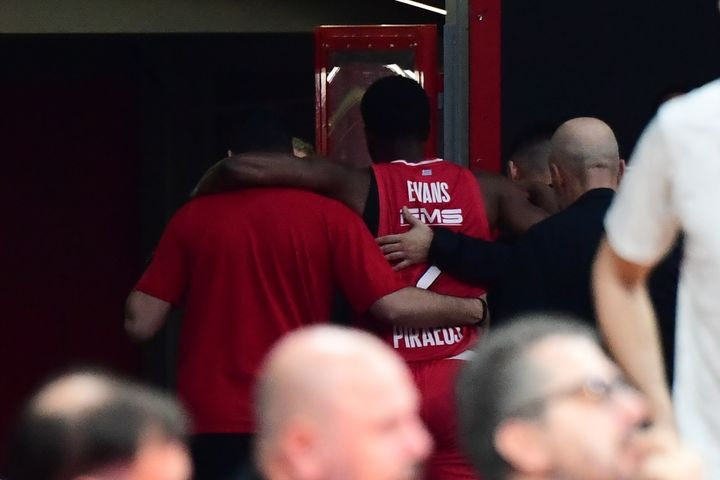 Κίναν Έβανς: Οι συμπαίκτες του έτρεξαν στα αποδυτήρια για να τον στηρίξουν