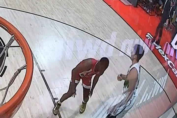 Το VIDEO του SPORT24 από τη στιγμή που τραυματίζεται ο Έβανς και πέφτει στο παρκέ του ΣΕΦ