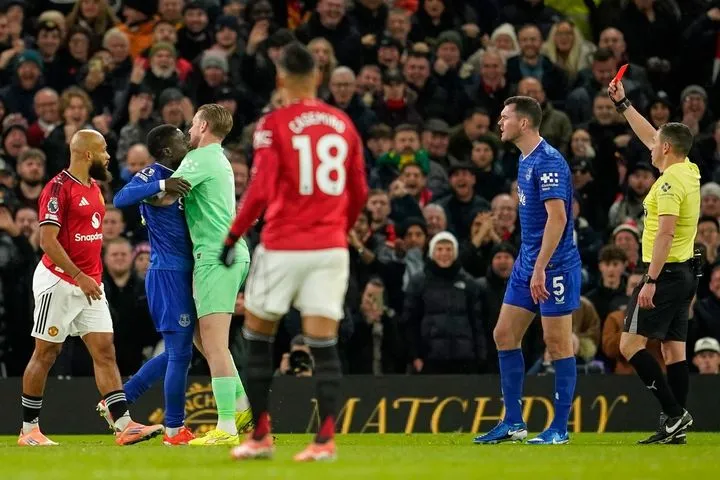 Απίστευτο: Ο Γκέιγ είδε κόκκινη κάρτα γιατί χαστούκισε συμπαίκτη του στο Μάντσεστερ Γιουνάιτεντ – Έβερτον