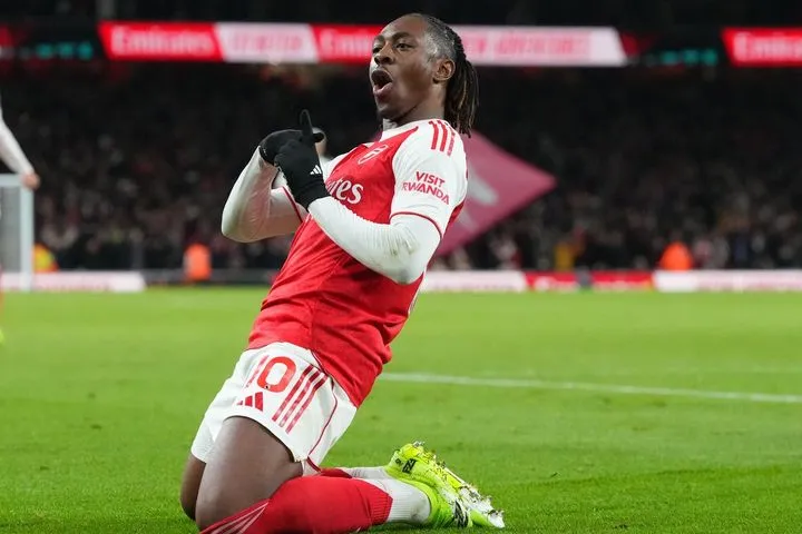 Άρσεναλ – Τότεναμ 4-1: O Έζε έλαμψε με χατ-τρικ και οι κανονιέρηδες σάρωσαν στο ντέρμπι