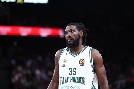 Εντυπωσιακός ο Κένεθ Φαρίντ με το καλημέρα: Μοίρασε δυο μπλοκ στην πρώτη περίοδο κόντρα στην Παρί, το ένα χωρίς παπούτσι