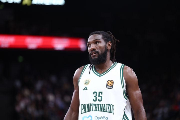 Εντυπωσιακός ο Κένεθ Φαρίντ με το καλημέρα: Μοίρασε δυο μπλοκ στην πρώτη περίοδο κόντρα στην Παρί, το ένα χωρίς παπούτσι