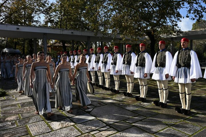 Το VIDEO της άφιξης των Ιερειών και των Κούρων για την Τελετή Αφής της Ολυμπιακής Φλόγας
