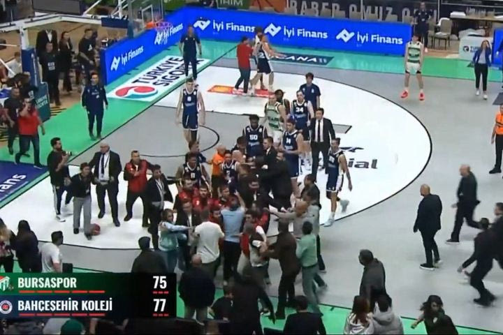 Ο Μαλακάι Φλιν έβαλε 36 πόντους και τρίποντο νίκης, πάσαρε την μπάλα στην κερκίδα και δέχθηκε ανεπανάληπτο “ντου” από τους οπαδούς της Μπουρσασπόρ