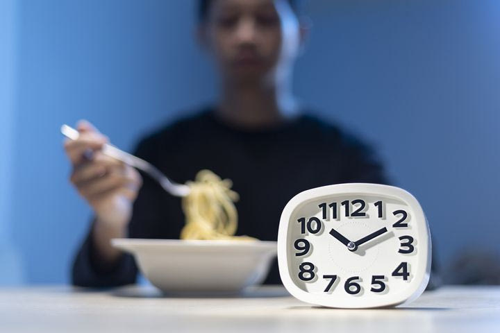 Ποια είναι η ιδανική ώρα για το τελευταίο γεύμα σου πριν από τον ύπνο;