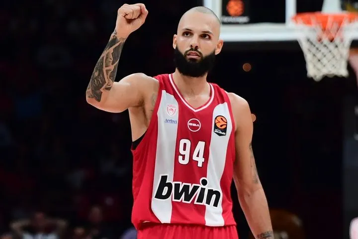 Ολυμπιακός: Με καύσιμο την αμφισβήτηση, προχωρά νικώντας