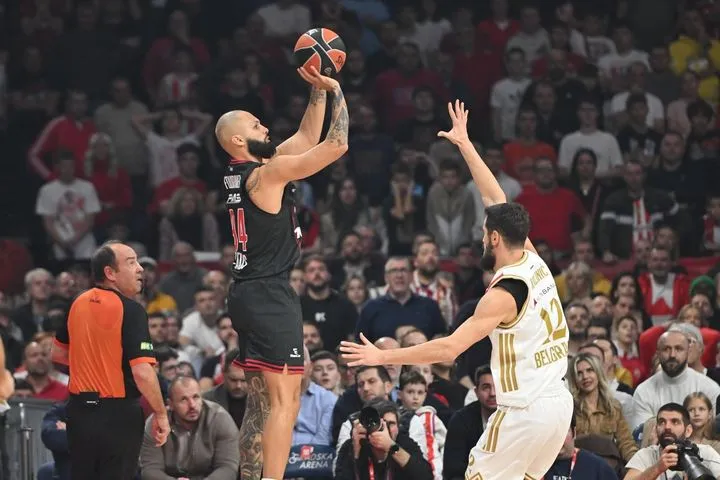 Το μεγάλο τρίποντο του Φουρνιέ στη λήξη της επίθεσης του Ολυμπιακού