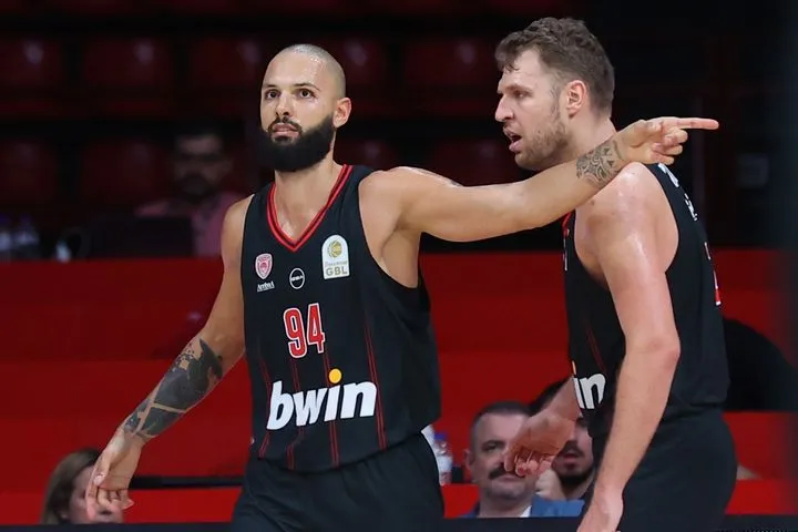 Ολυμπιακός – Ηρακλής: Ο κόσμος των ερυθρόλευκων αποθέωσε τον Φουρνιέ