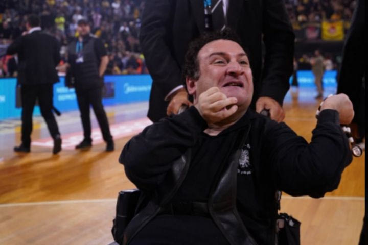 ΠΑΟΚ: Παίκτες και επιτελείο πανηγύρισαν με τον Γιαννάκη στο κέντρο του γηπέδου