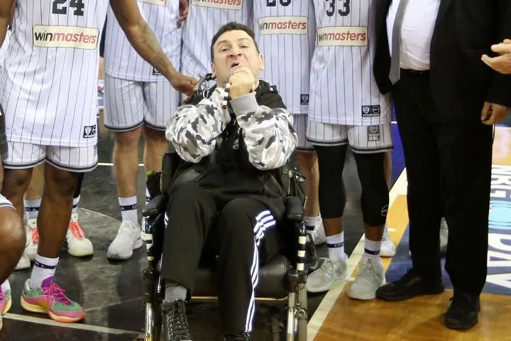 Ο Άρης Betsson κάλεσε στο Αλεξάνδρειο τον φίλο του ΠΑΟΚ, Γιαννάκη και τους γονείς του Άλκη Καμπανού