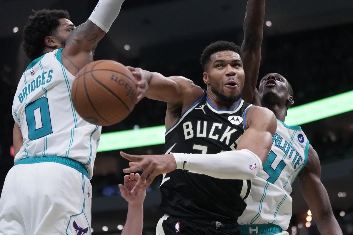 Η πληθωρική εμφάνιση του Γιάννη με 25 πόντους και 18 ασίστ απέναντι στους Χόρνετς