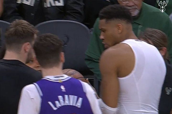 NBA: Οι διαιτητές δεν έδιναν την μπάλα σε rookie των Λέικερς και ο Αντετοκούνμπο ανέλαβε δράση