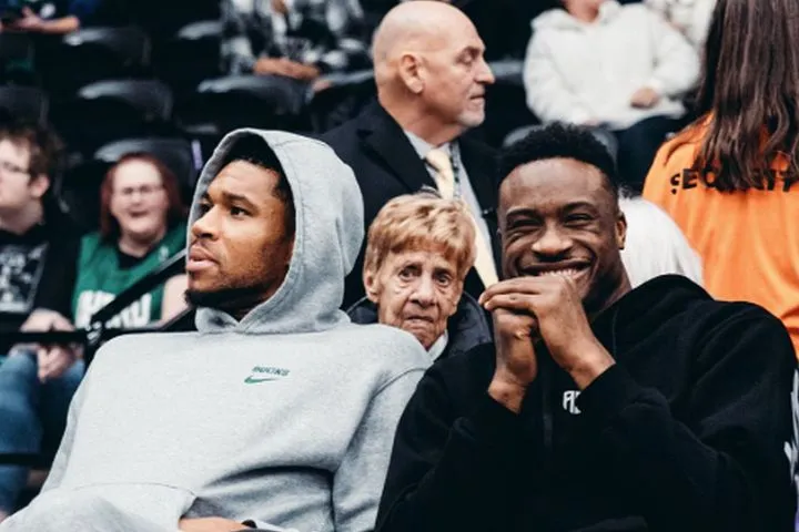 Αντετοκούνμπο: Γιάννης και Θανάσης παρακολούθησαν μαζί τον Άλεξ στην G-League