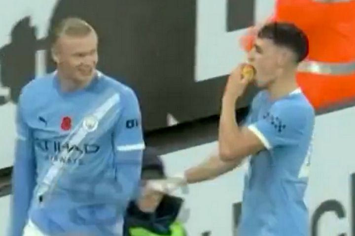 Μάντσεστερ Σίτι: Οι Χάλαντ και Φόντεν πήραν μέρος στον πανηγυρισμό της χρονιάς κόντρα στην Λίβερπουλ, τρώγοντας μαζί ένα μήλο