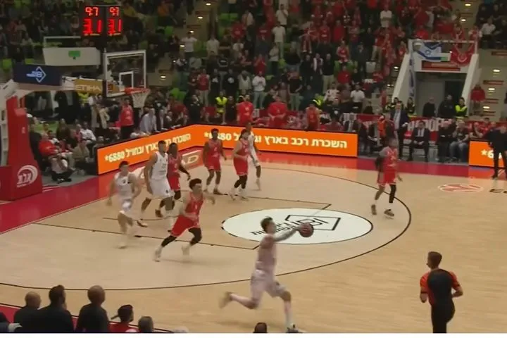 Γιατί κράσαρε και σούταρε βιαστικά τρίποντο ο Χεζόνια; Ο Σέρτζιο Σκαριόλο εξήγησε ότι ο Κροάτης μπερδεύτηκε από το χρονόμετρο