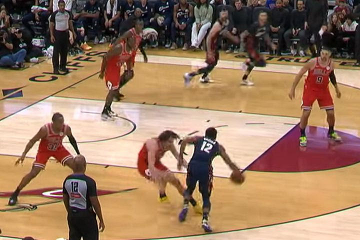 NBA: Ο Χάντερ ξάπλωσε στο παρκέ τον Γκίντι και βρέθηκε στην κορυφή του Top-10 με δυναμικό κάρφωμα