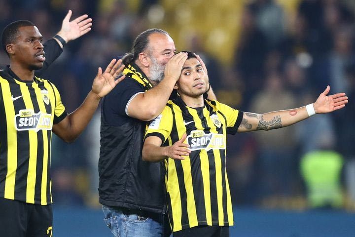 ΑΕΚ – Παναιτωλικός: Το φιλί του Μάριου Ηλιόπουλου στον Πινέδα μετά το τέλος του ματς