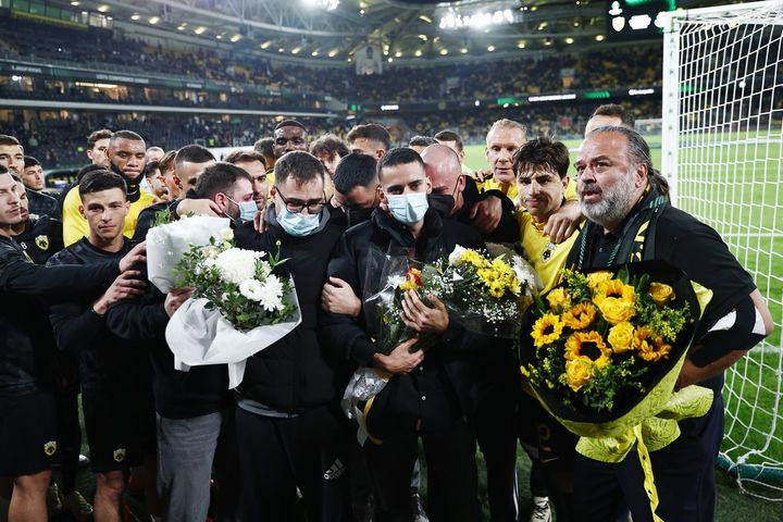 Συγκίνηση στην OPAP Arena: Οι παίκτες της ΑΕΚ και ο Μάριος Ηλιόπουλος τίμησαν τη μνήμη του 20χρονου οπαδού της Ένωσης