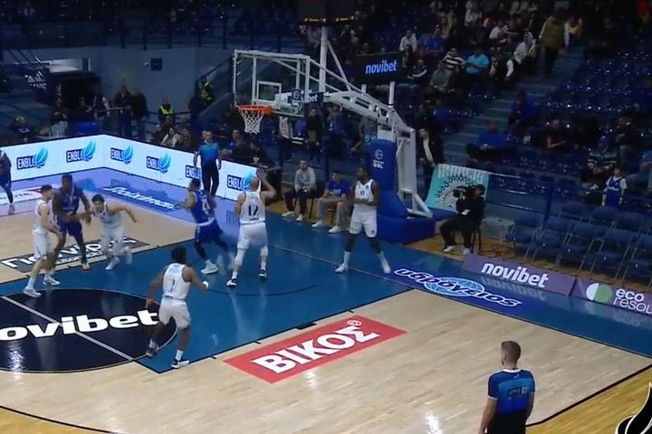 Έσπασε ένα κομμάτι από την ξύλινη κερκίδα των οπαδών στο Ιβανώφειο