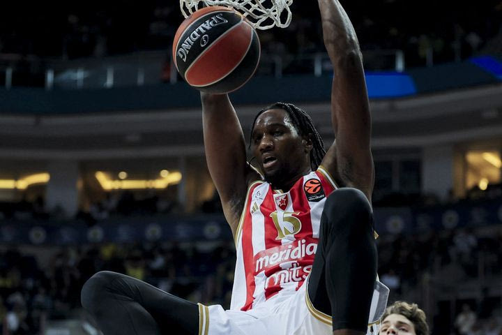 Ερυθρός Αστέρας: Αγωνία για Ιζούντου μετά από VIDEO που δείχνει τον σέντερ των Σέρβων σε αναπηρικό αμαξίδιο