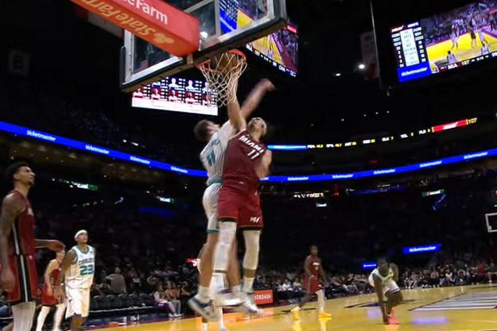 Ο Χάκεζ έσπασε τους αστραγάλους του Τζέιμς και πήρε παραμάζωμα τον Κάλκμπρενερ για την κορυφή του Top-10