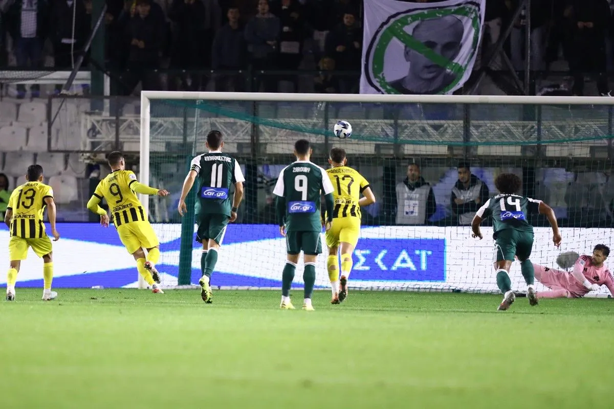 Ο Γιόβιτς με πέναλτι αλά Πανένκα έκανε στο 45+2′ το 0-2 για την ΑΕΚ