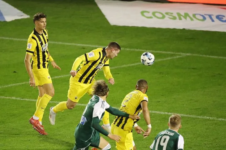 Ο Γιόβιτς με ωραία σκαστή κεφαλιά άνοιξε το σκορ για την ΑΕΚ στη Λεωφόρο