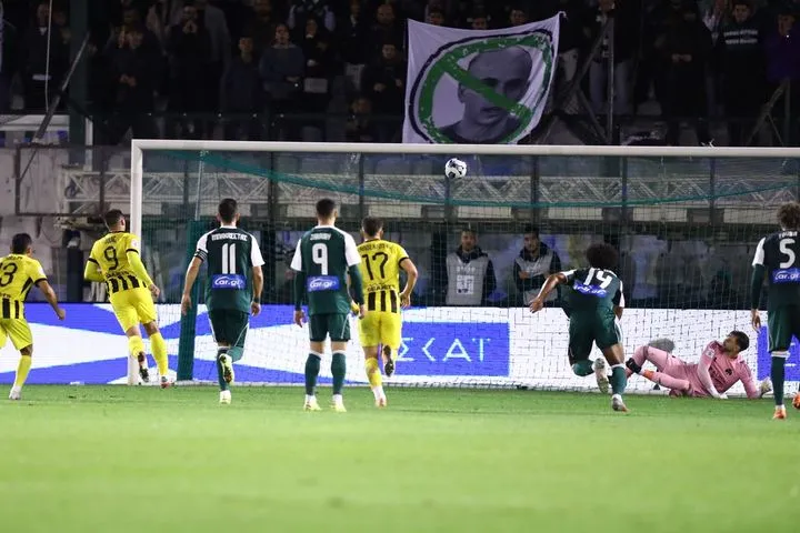 Παναθηναϊκός – ΑΕΚ: Ο Γιόβιτς εκτέλεσε πέναλτι αλά Πανένκα και έκανε το 0-2 για την Ένωση