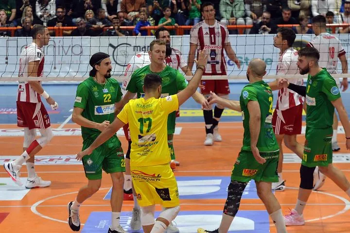 Καλαμάτα ’80 – Ολυμπιακός 3-2: Απίστευτη ανατροπή από το 0-2 για τους Λύκους, τέταρτη συνεχόμενη ήττα για τους ερυθρόλευκους