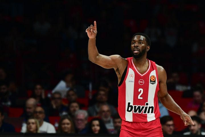 Ολυμπιακός – Ζάλγκιρις: Οι φίλοι των ερυθρολεύκων φώναξαν ρυθμικά το όνομα του Έβανς πριν τη λήξη της αναμέτρησης