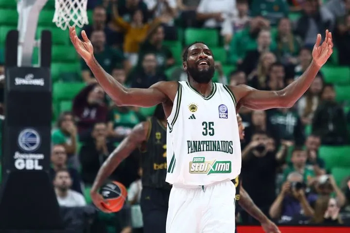 Το κάρφωμα του Φαρίντ από πάρε-βάλε πάσα του Σλούκα και το θεαματικό καλάθι του Ναν που σφράγισαν τη νίκη του Παναθηναϊκού κόντρα στον Άρη Betsson