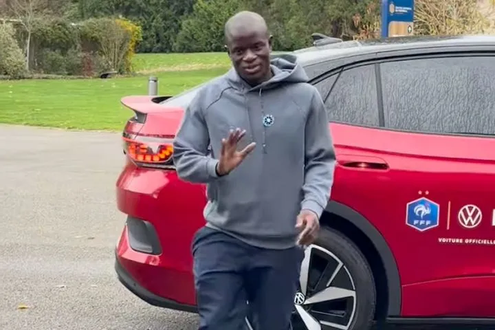 Η άφιξη της εθνικής Γαλλίας θύμισε εβδομάδα μόδας αλλά ο Καντέ έκλεψε την παράσταση με την απλότητά του