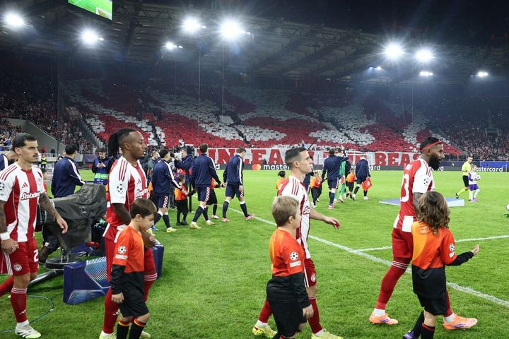 Ολυμπιακός – Αϊντχόφεν: Το εντυπωσιακό κορεό των φίλων των Πειραιωτών πριν τη σέντρα του αγώνα με τους Ολλανδούς