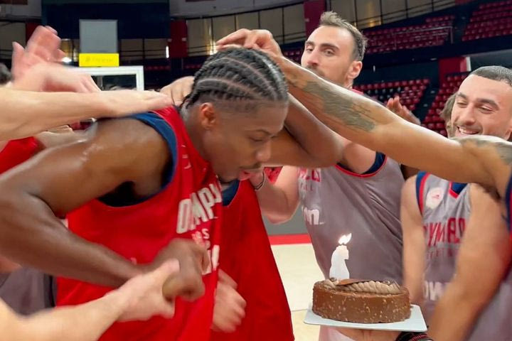 Ολυμπιακός: Τούρτα στο παρκέ για τον Κώστα Αντετοκούνμπο