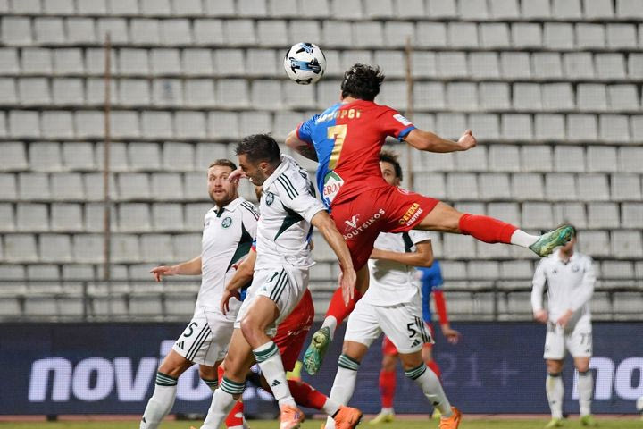 Πανέμορφη κεφαλιά του Λάμπρου για το 1-0 του Βόλου κόντρα στον Παναθηναϊκό