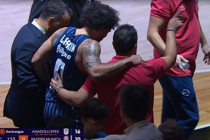 Πλήγμα με Λάρκιν στην Εφές: Αποχώρησε υποβασταζόμενος από το ματς με την Μπάγερν