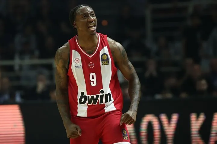 ΠΑΟΚ – Ολυμπιακός: Καυτός ο Σέιμπεν Λι πέτυχε 18 πόντους στο πρώτο μέρος με 4/4 τρίποντα