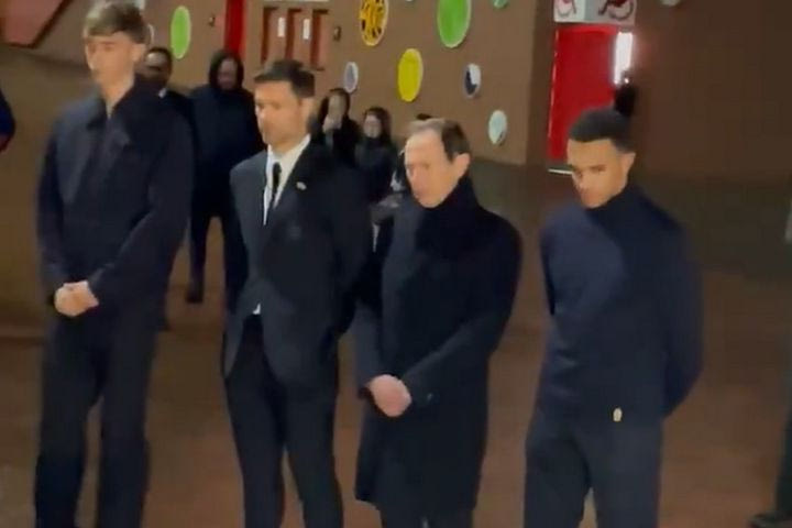 Ρεάλ: Ο συγκινητικός φόρος τιμής του Αλεξάντερ-Άρνολντ έξω από το Άνφιλντ και το τηλεχειριστήριο PlayStation στη μνήμη του Ζότα